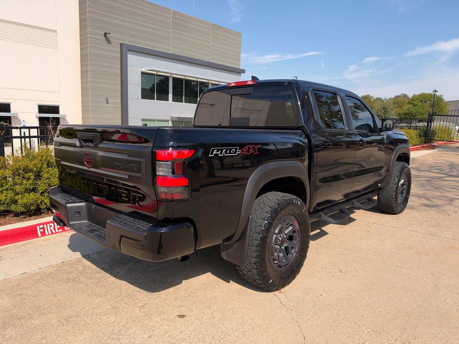 Used 2025 Nissan Frontier PRO-4X AWD/4WD image 3