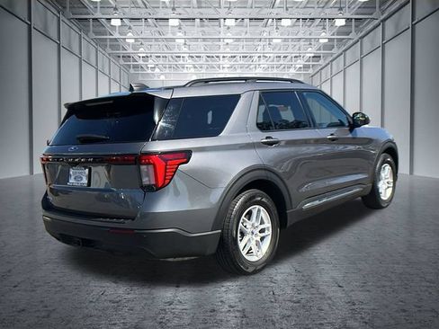 Used 2025 Ford Explorer Active RWD image 3