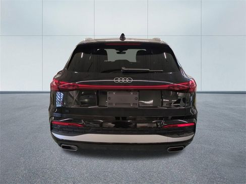 Used 2025 Audi Q5 Premium w/ Convenience Package image 4