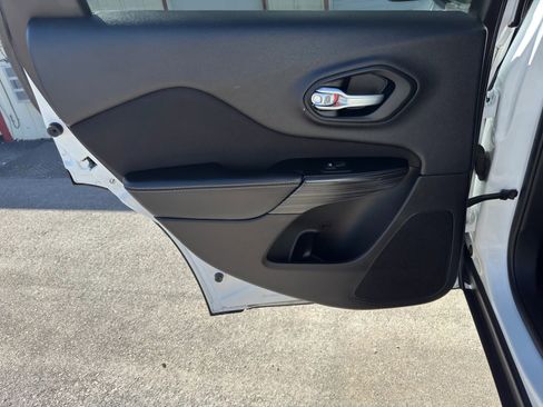 Used 2015 Jeep Cherokee Sport image 6