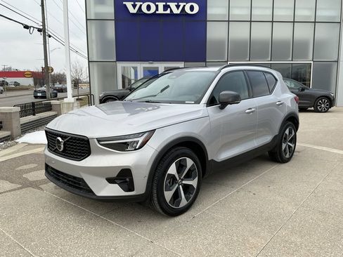 Certified 2025 Volvo XC40 B5 Plus image 1