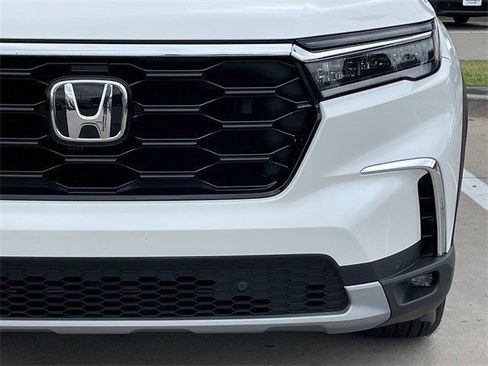 Used 2025 Honda Pilot Touring image 9