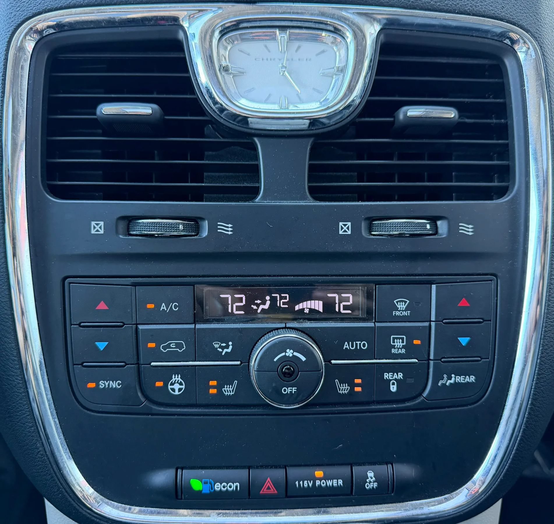 Used 2016 Chrysler Town & Country Touring-L FWD image 22