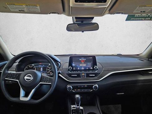 Used 2025 Nissan Altima 2.5 SV FWD image 14