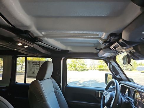 Used 2025 Jeep Wrangler Unlimited Sahara AWD/4WD image 12