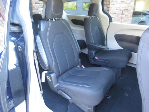 Used 2020 Chrysler Voyager LX image 7
