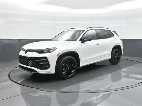 Used 2025 Volkswagen Tiguan SE R-Line AWD/4WD image 3