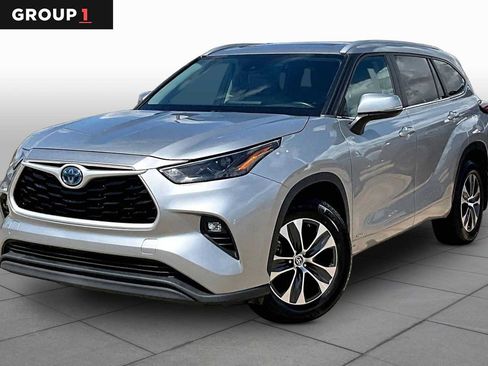 Used 2023 Toyota Highlander XLE AWD/4WD image 1