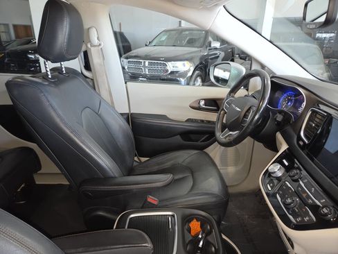 Used 2019 Chrysler Pacifica Touring-L Plus FWD image 30