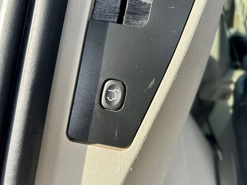 Used 2015 Chrysler Town & Country Touring w/ Driver Convenience Group FWD image 13