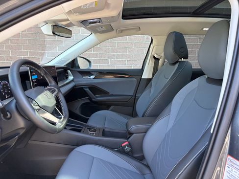 Used 2025 Volkswagen Tiguan SE w/ Panoramic Sunroof Package AWD/4WD image 9