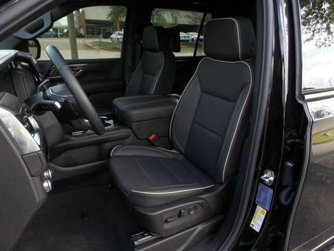Used 2025 GMC Yukon Elevation w/ Elevation Premium Package AWD/4WD image 9