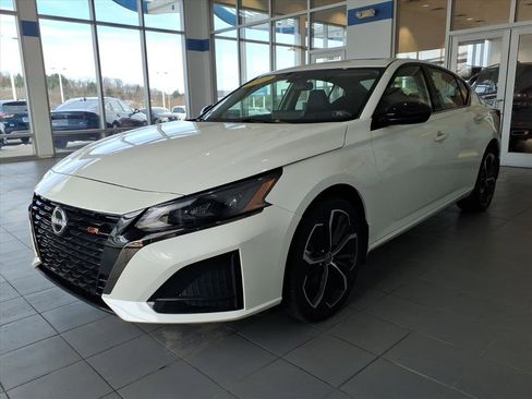 Used 2023 Nissan Altima 2.5 SR w/ SR Premium Package image 8