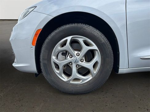 Used 2022 Chrysler Pacifica Limited w/ Uconnect Theater Family Group image 10