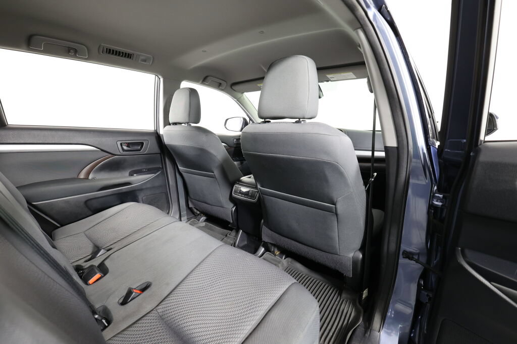 Used 2017 Toyota Highlander LE AWD/4WD image 19