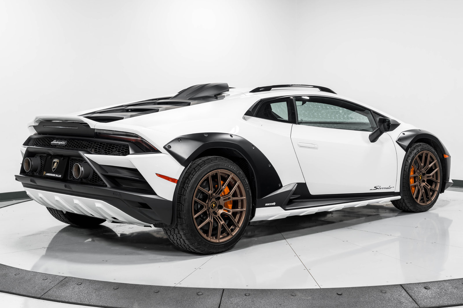 Used 2023 Lamborghini Huracan Sterrato AWD/4WD image 3