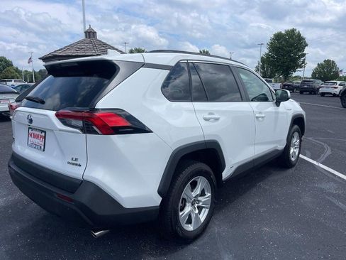 Used 2021 Toyota RAV4 LE AWD/4WD image 3