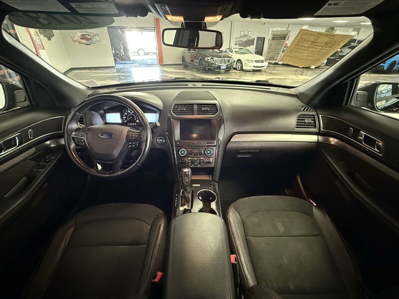 Used 2018 Ford Explorer XLT w/ Equipment Group 202A FWD image 22