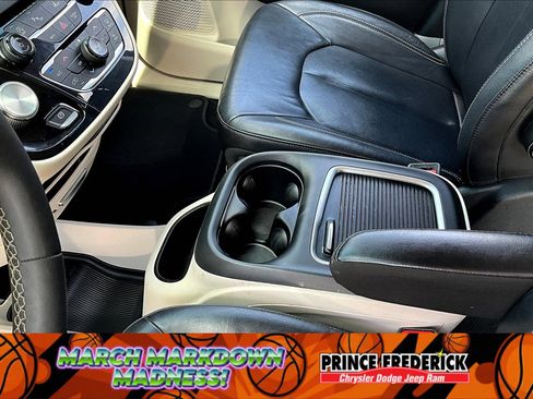Used 2022 Chrysler Pacifica Touring-L image 14