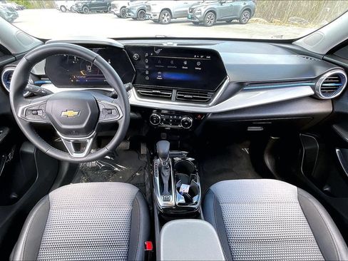 Used 2025 Chevrolet Trax LT w/ LT Convenience Package FWD image 20
