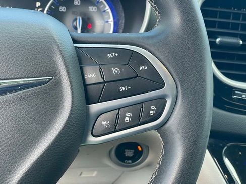 Used 2023 Chrysler Pacifica Touring-L image 18