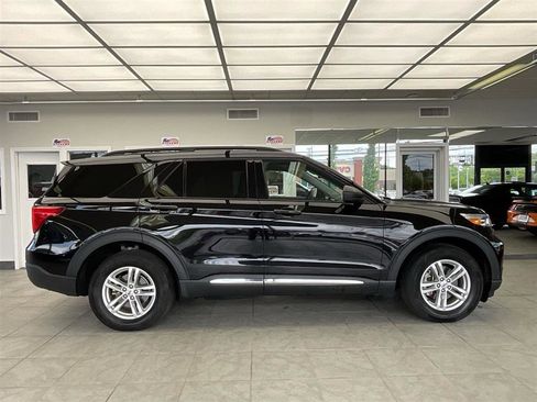 Used 2022 Ford Explorer XLT w/ Equipment Group 202A AWD/4WD image 4