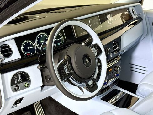 Used 2024 Rolls-Royce Phantom Sedan image 17