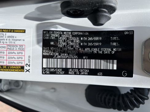 Used 2023 Lexus GX 460 Premium w/ Accessory Package AWD/4WD image 37