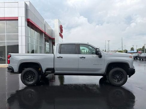 Used 2024 Chevrolet Silverado 2500 ZR2 w/ Technology Package AWD/4WD image 9
