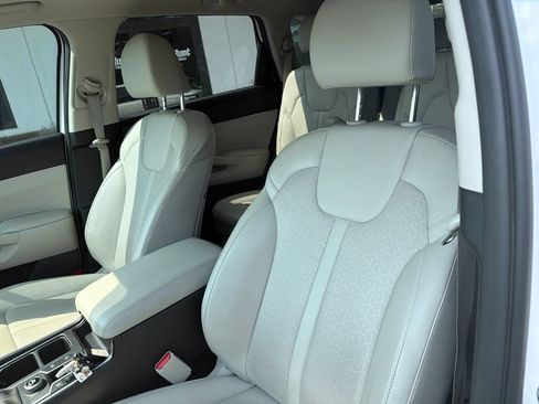 Used 2023 Kia Sorento EX w/ Panoramic Sunroof Package FWD image 3