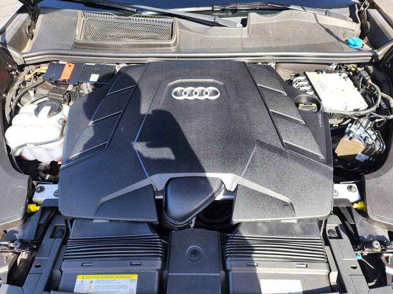 Used 2019 Audi Q8 Prestige w/ Luxury Package AWD/4WD image 12