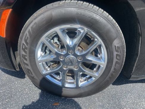 Used 2024 Chrysler Pacifica Touring-L FWD image 7