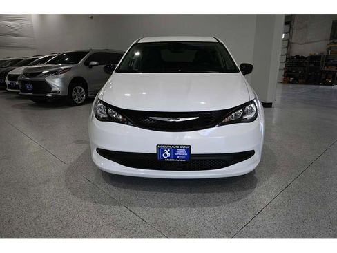 Used 2024 Chrysler Voyager LX FWD image 4