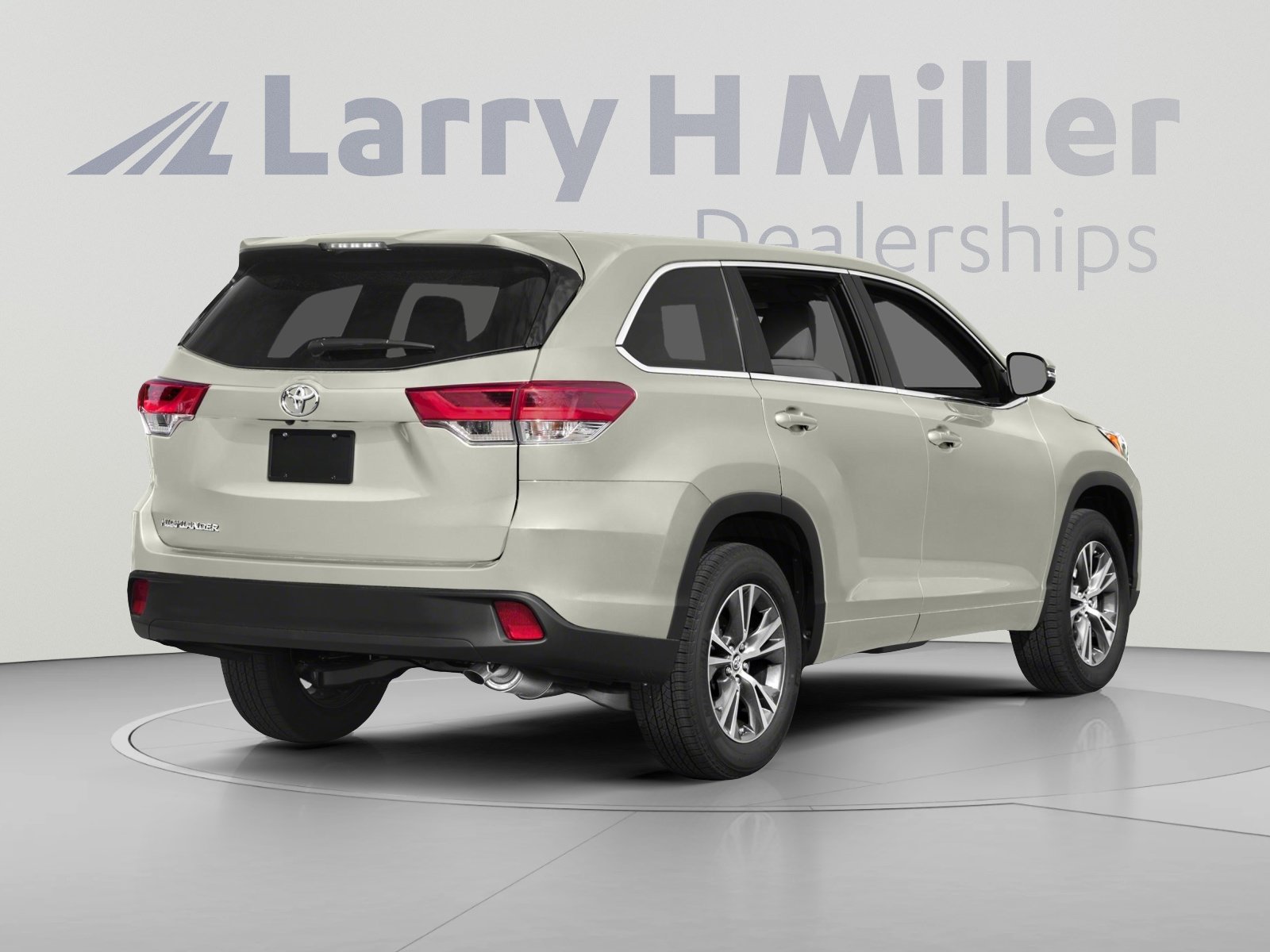 Used 2017 Toyota Highlander Plus w/ Carpet Mat Package FWD image 2