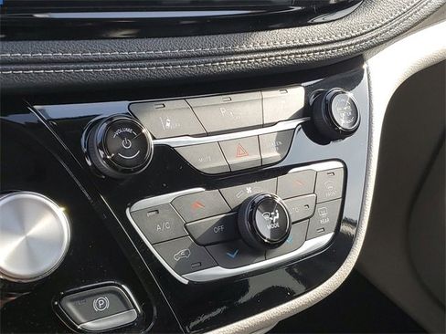 Used 2024 Chrysler Pacifica Select image 20