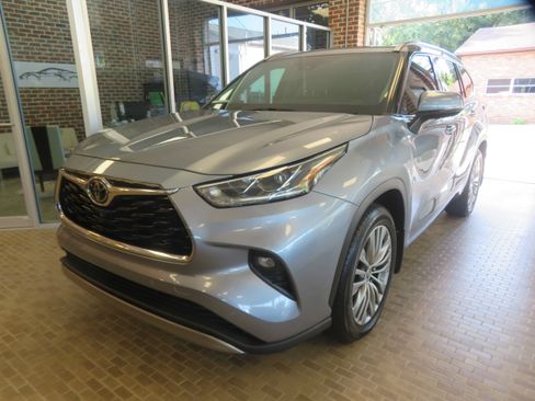 Used 2021 Toyota Highlander Platinum FWD image 1