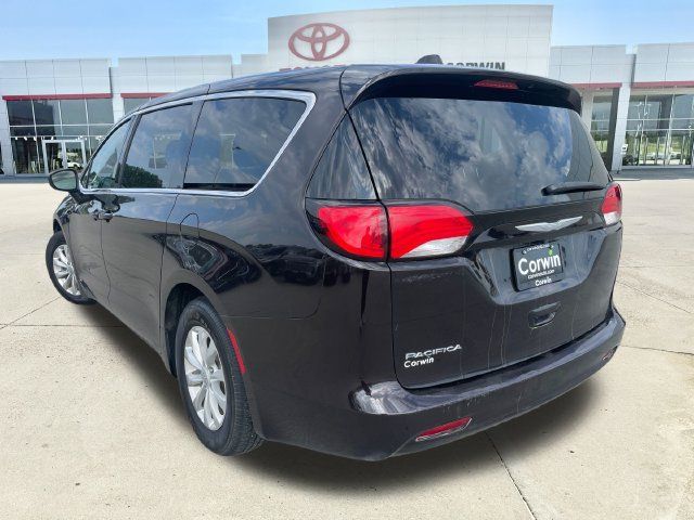 Used 2017 Chrysler Pacifica Touring w/ Tire & Wheel Group FWD image 3