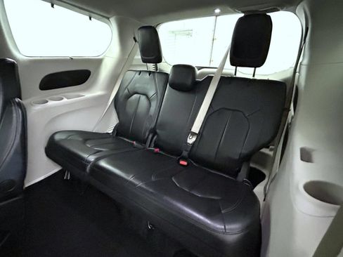 Certified 2022 Chrysler Pacifica Touring-L FWD image 19