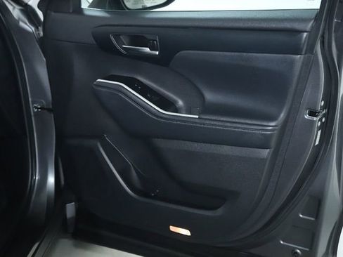Used 2023 Toyota Highlander Limited image 22