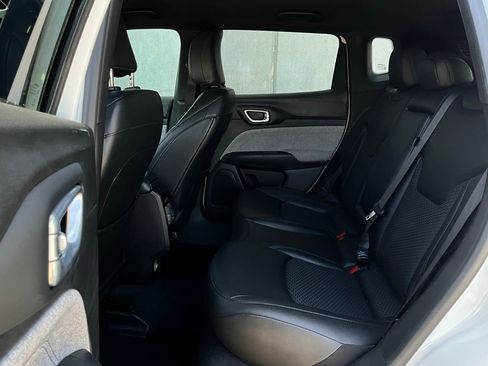 Used 2025 Jeep Compass Latitude image 11