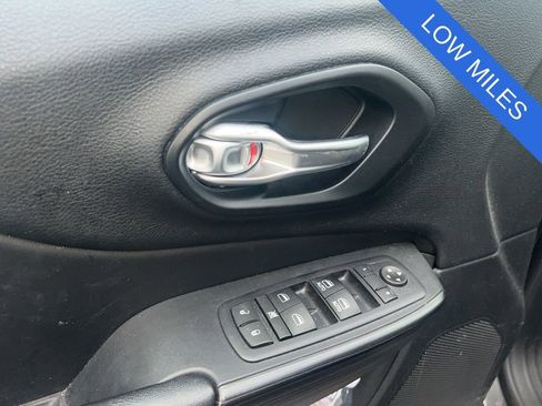 Used 2015 Jeep Cherokee Limited image 7