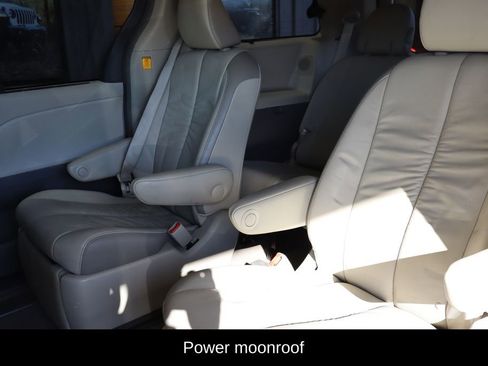 Used 2011 Toyota Sienna Limited w/ Premium Pkg image 11