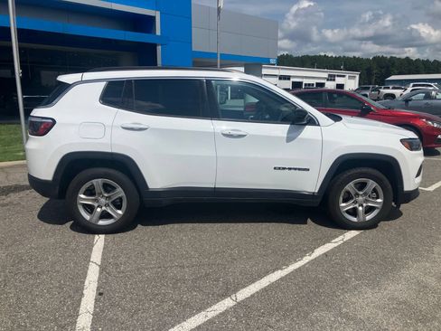 Used 2024 Jeep Compass Latitude AWD/4WD image 6