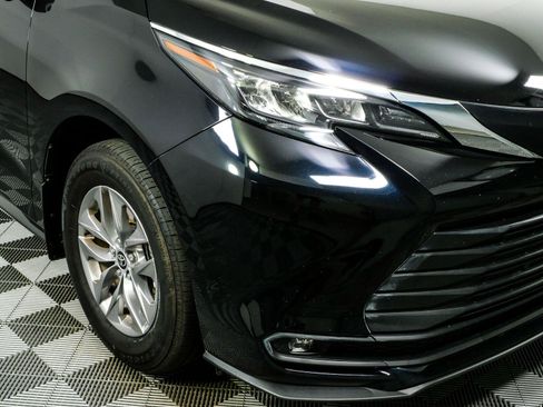 Used 2025 Toyota Sienna XLE w/ XLE Plus Package FWD image 37