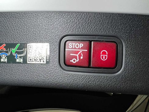 Certified 2025 Mercedes-Benz GLC 300 4MATIC image 18