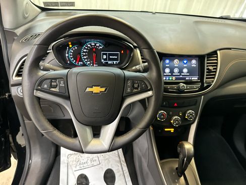 Used 2022 Chevrolet Trax LT w/ Premium Seat Package AWD/4WD image 3