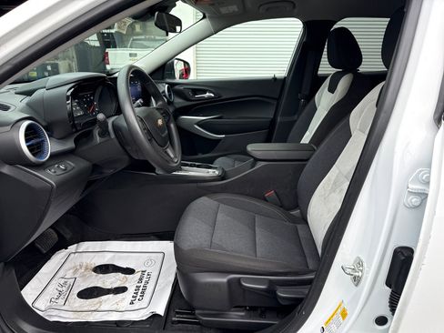Used 2024 Chevrolet Trax LS image 9