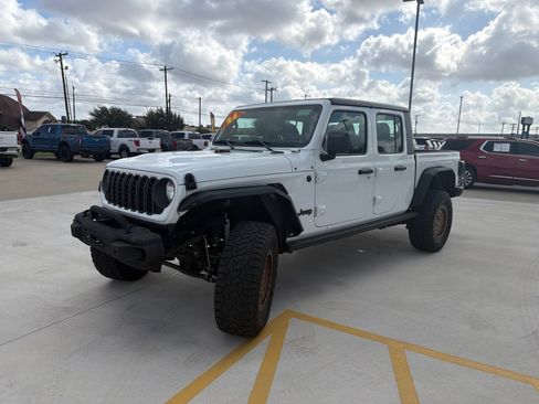 Used 2024 Jeep Gladiator Sport AWD/4WD image 3
