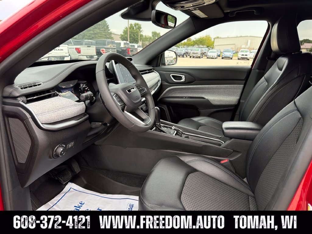 Used 2025 Jeep Compass Latitude w/ Sun & Sound Group AWD/4WD image 22