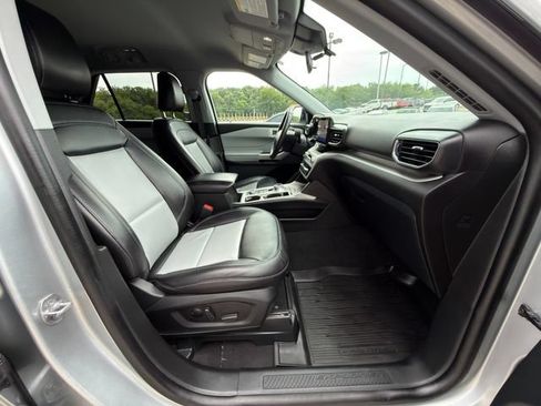 Used 2023 Ford Explorer XLT w/ Equipment Group 202A AWD/4WD image 9